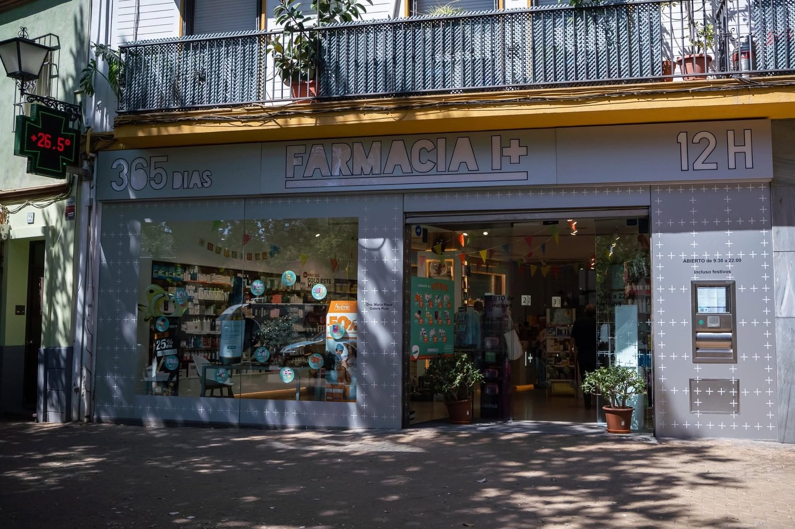 Fachada de Farmacia I+ Alameda, en la Plaza de la Alameda de Hércules, Sevilla